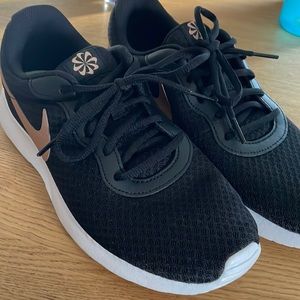 Women’s Nike Tanjun sneakers